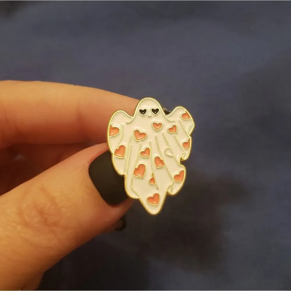 💟Ghost heart enamel pin  - Picture 2 of 5